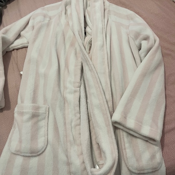 Victoria’s Secret robe - Picture 1 of 3
